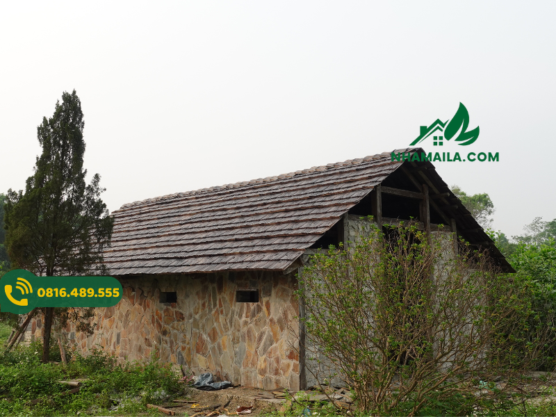 nhà lợp mái pơ mu nhân tạo